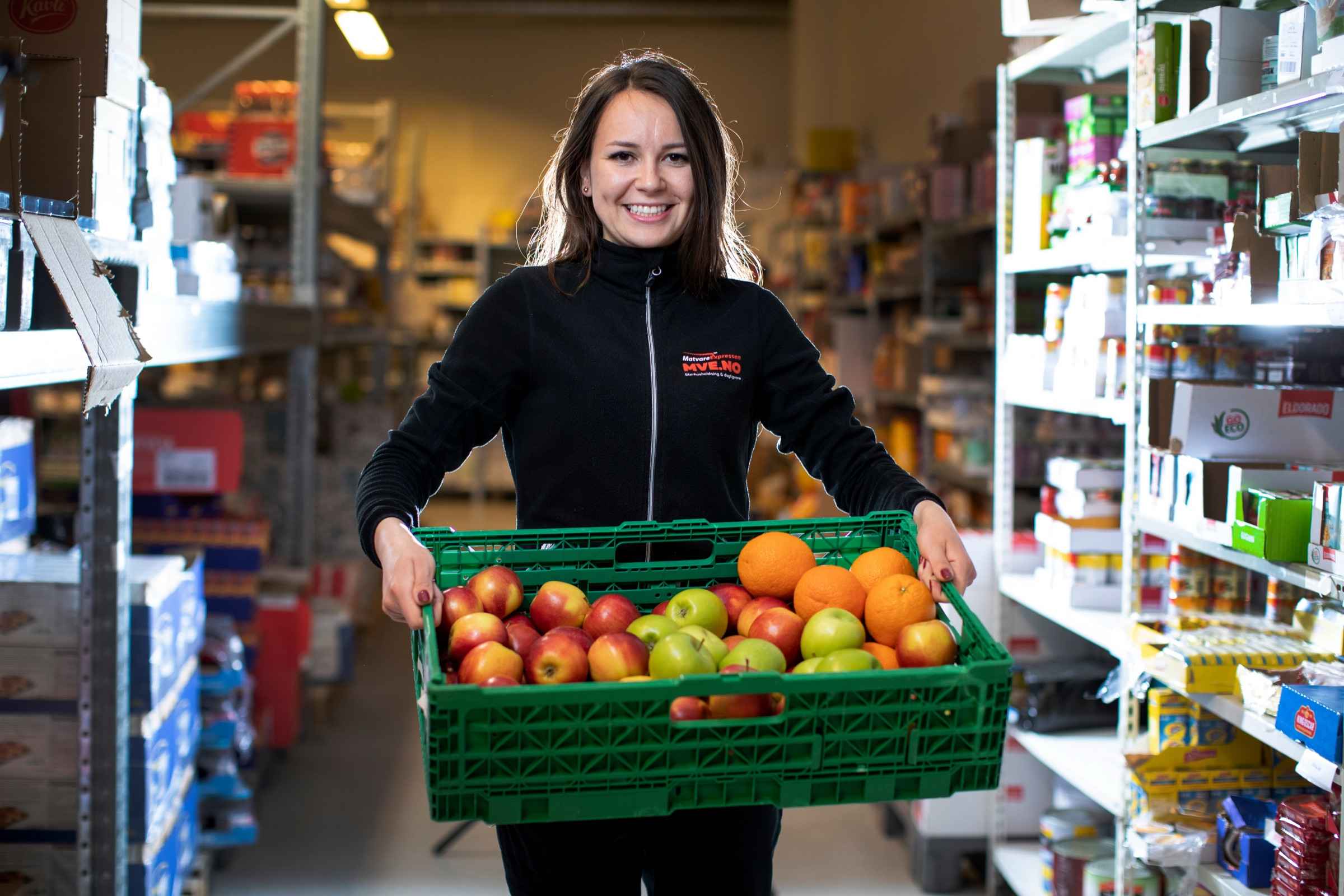 Grossistarbeider med kasse ferskvarer