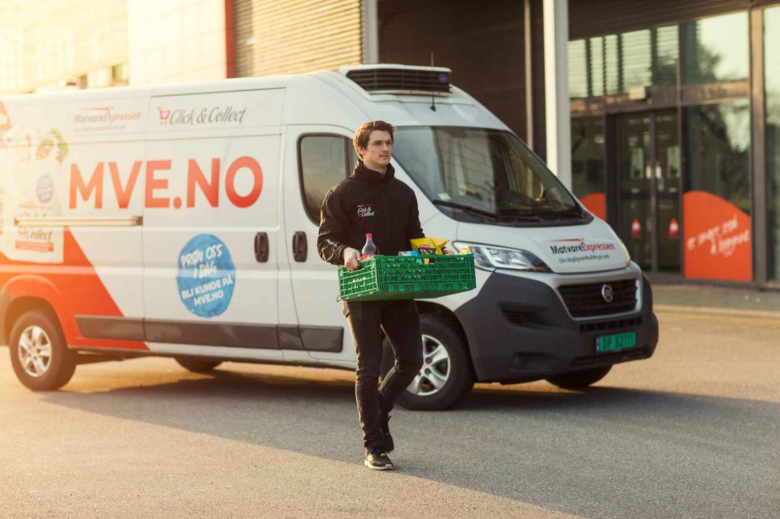 Sjåfør som losser en varebil hos en kunde
